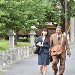 久田莉子（左）／TBS月曜名作劇場「税務調査官　窓際太郎の事件簿34」（C）TBS