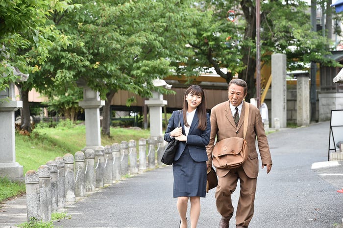久田莉子(左)/TBS月曜名作劇場「税務調査官 窓際太郎の事件簿34」(C)TBS