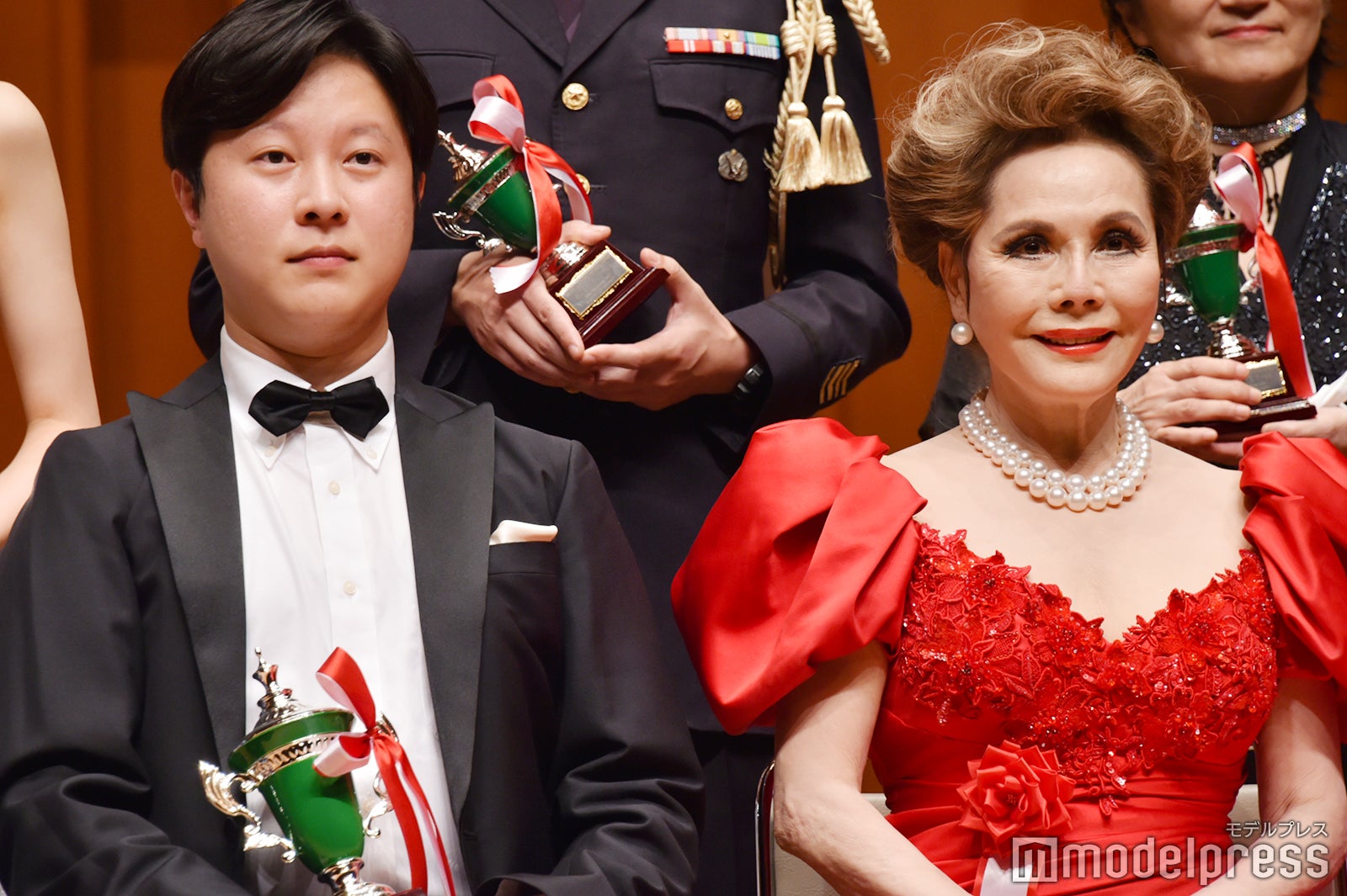 新井貴盛さん、デヴィ夫人 （C）モデルプレス