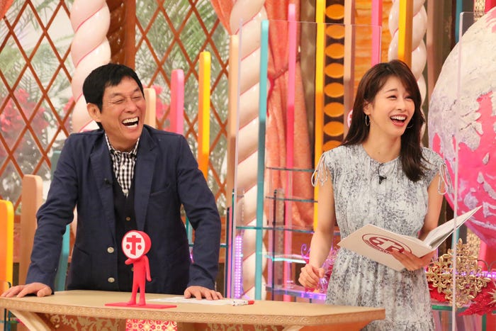 (左から)明石家さんま、加藤綾子 (C)フジテレビ