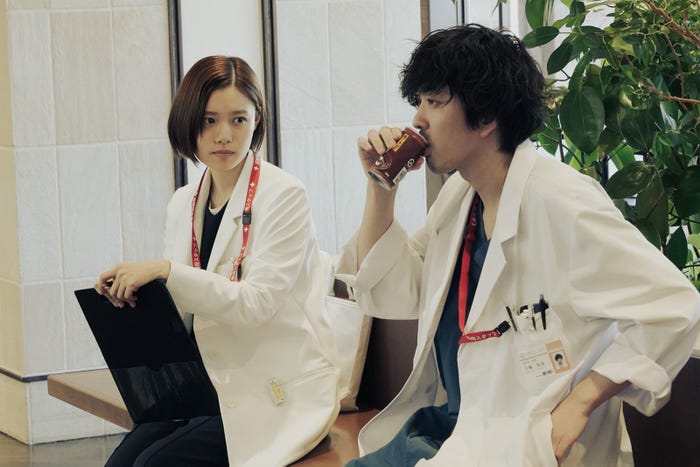 杉咲花、若葉竜也「アンメット ある脳外科医の日記」第1話より(C)カンテレ