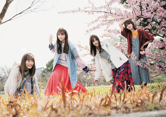 「B.L.T.2021年5月号」別冊付録両面超ビッグポスター:(左から)小池美波、渡辺梨加、菅井友香、土生瑞穂(提供写真)