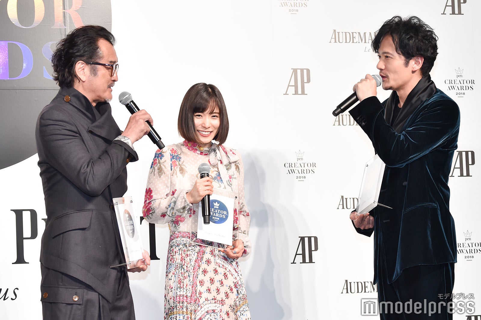 会話を交わす吉田鋼太郎と稲垣吾郎 、間に挟まれる松岡茉優（C）モデルプレス