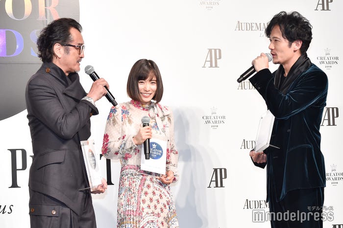 会話を交わす吉田鋼太郎と稲垣吾郎 、間に挟まれる松岡茉優(C)モデルプレス