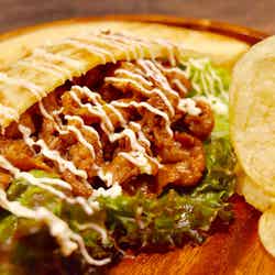 「焼肉さかもと」さかもと黒毛和牛肉サンド/画像提供:AATJ