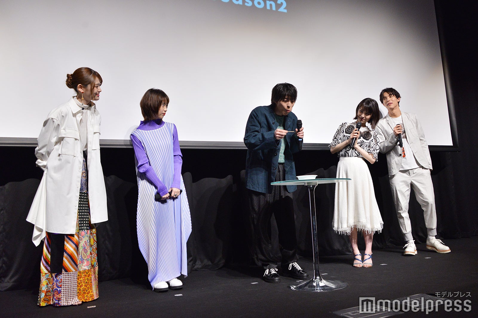 高杉真宙の罰ゲームを見守るキャスト陣（C）モデルプレス