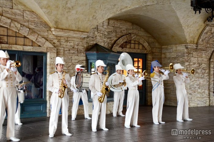 マーチングバンドの演奏でお出迎え/「ディズニーウォーク2014」