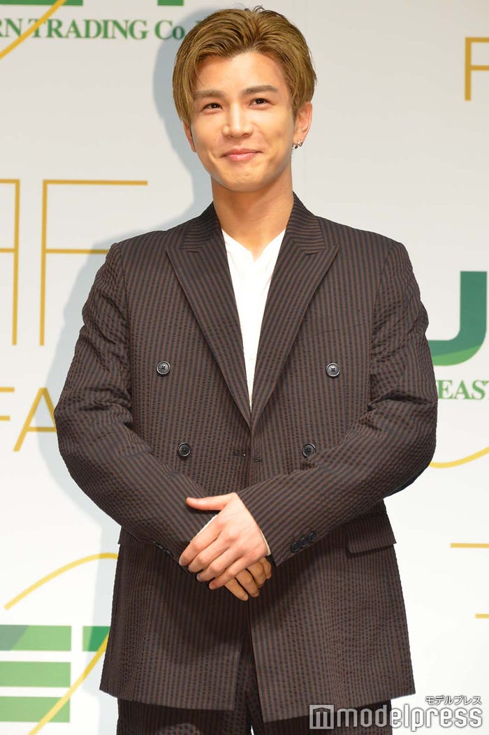 ポーズに戸惑い手の位置を元に戻す岩田剛典(C)モデルプレス