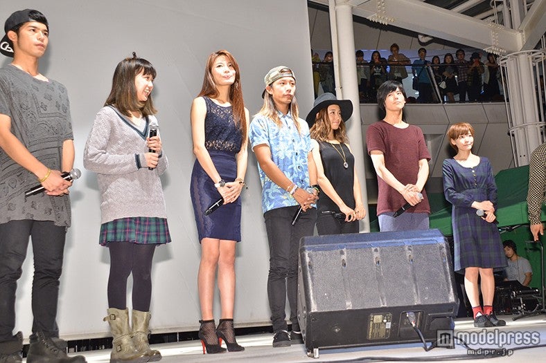 （左から）菅谷哲也、平澤遼子、島袋聖南、伊東大輝、山中美智子、岩永
徹也、住岡梨奈 