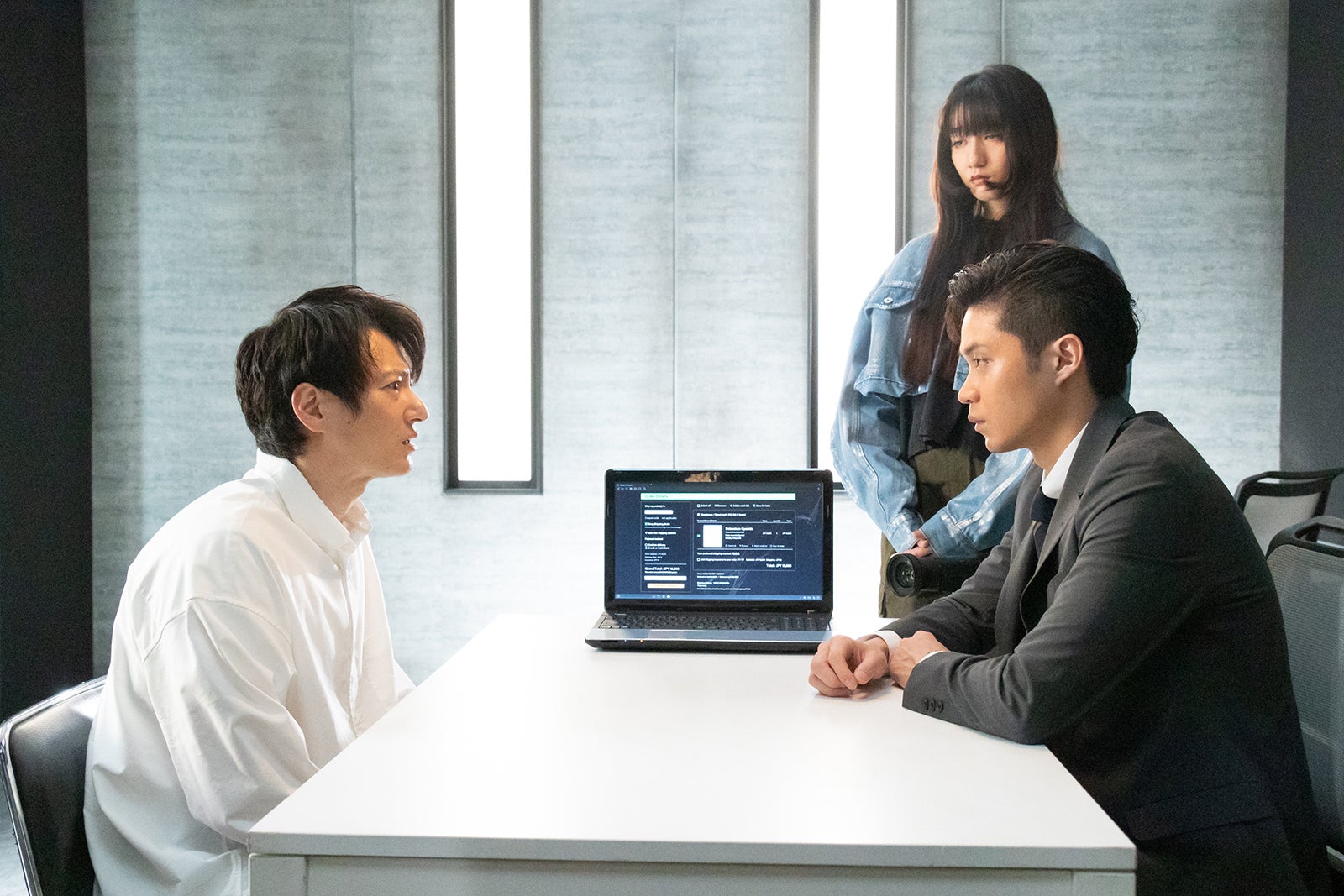 （左から）忍成修吾、長井短、磯村勇斗「ケイジとケンジ、時々ハンジ。」第5話より（C）テレビ朝日