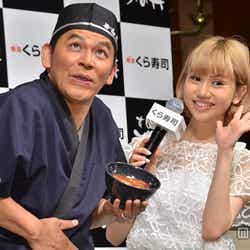 抜群のコンビネーションを見せた岡田圭右(左)と水沢アリー(右)