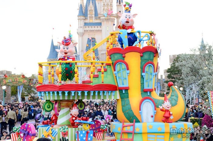 クリスマスプレゼントを包装しているラッピング工房