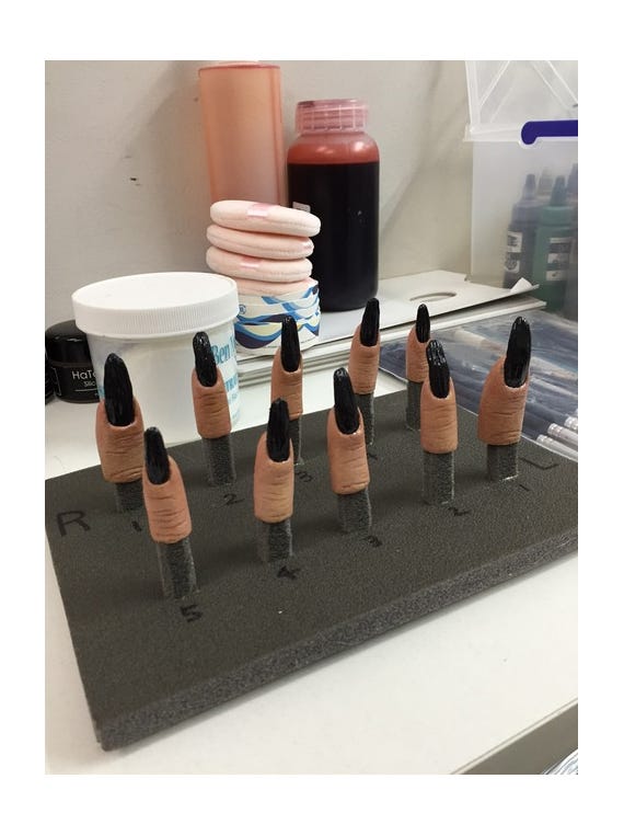 ゾンビメイク用に指を特注/中島美嘉オフィシャルブログ(LINE)より