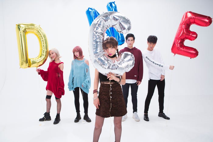 仲里依紗(中央)