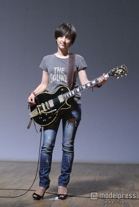 滝川クリステル／「コカ・コーラ ゼロ」新CM「Rock‘n’Roll Newscaster」篇メイキングショット