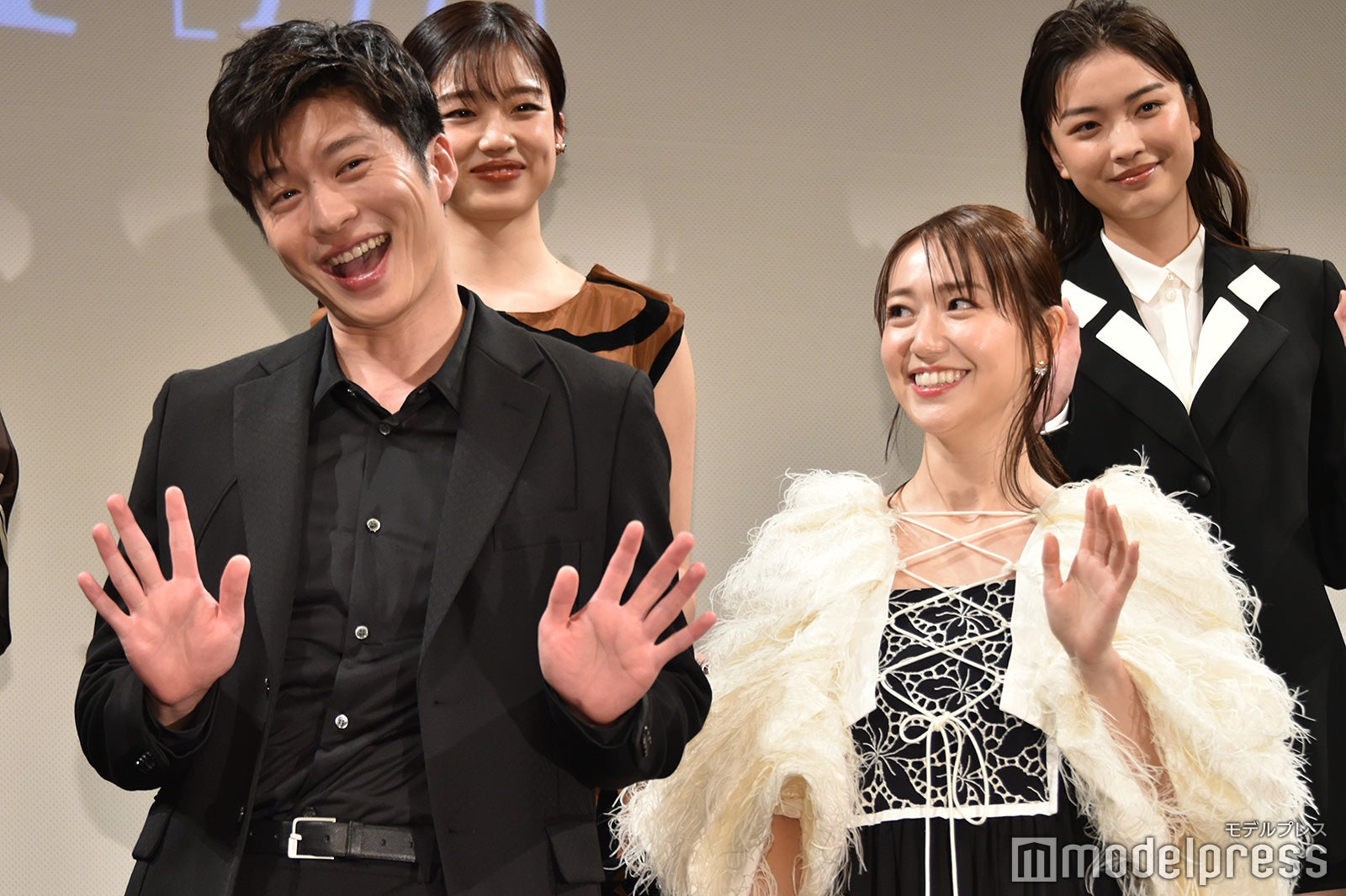 女子高生よりも女子高生な田中圭、それを見て笑う大島優子（C）モデルプレス