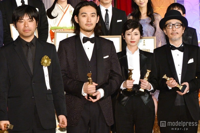 左から：石井裕也監督、松田龍平、真木よう子、リリー・フランキー