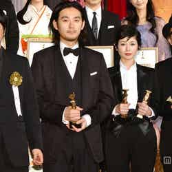左から：石井裕也監督、松田龍平、真木よう子、リリー・フランキー