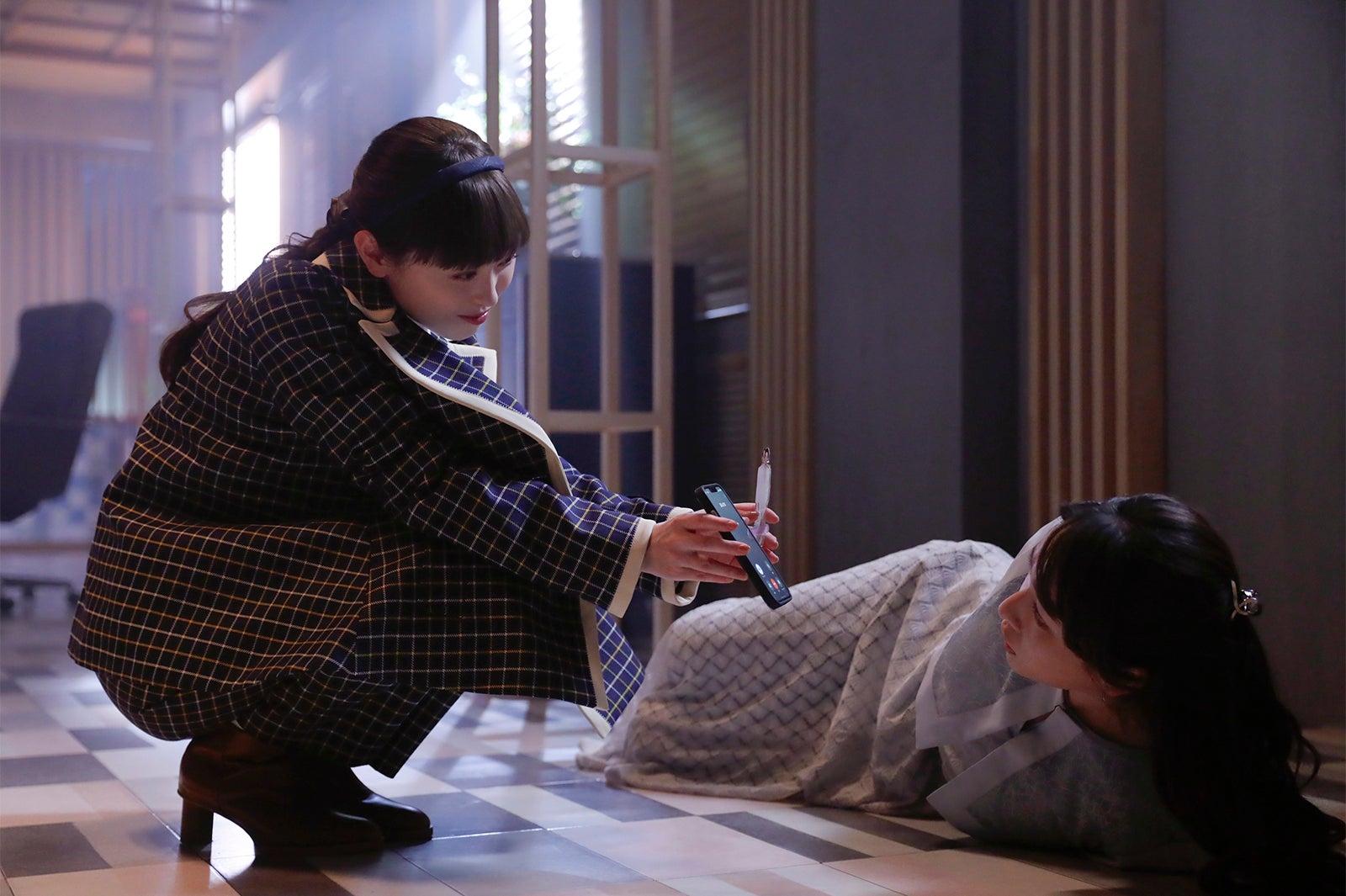 福原遥、桜井日奈子「マル秘の密子さん」第2話より（C）日本テレビ