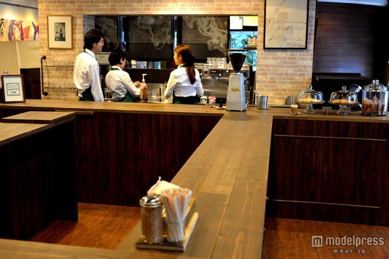 コの字型でバリスタとの会話も楽しめる「Starbucks Doppio Bar（スターバックス ドピオ バール）」