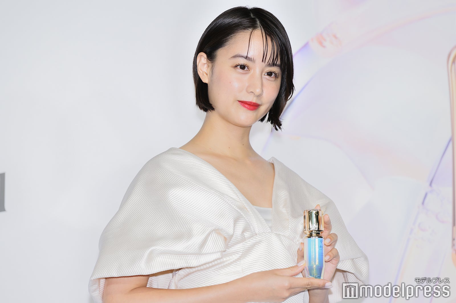 山本美月 両面 等身大 パネル 175cm x 60cm 山本美月、ばっさりショートで雰囲気ガラリ「思い切って切りまし