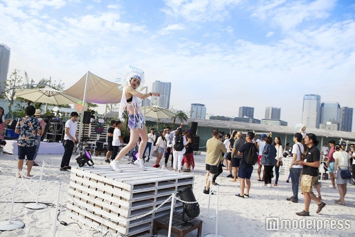 アウトサイドパーティー「Tropical Disco」／画像提供：エイベックス・グループ