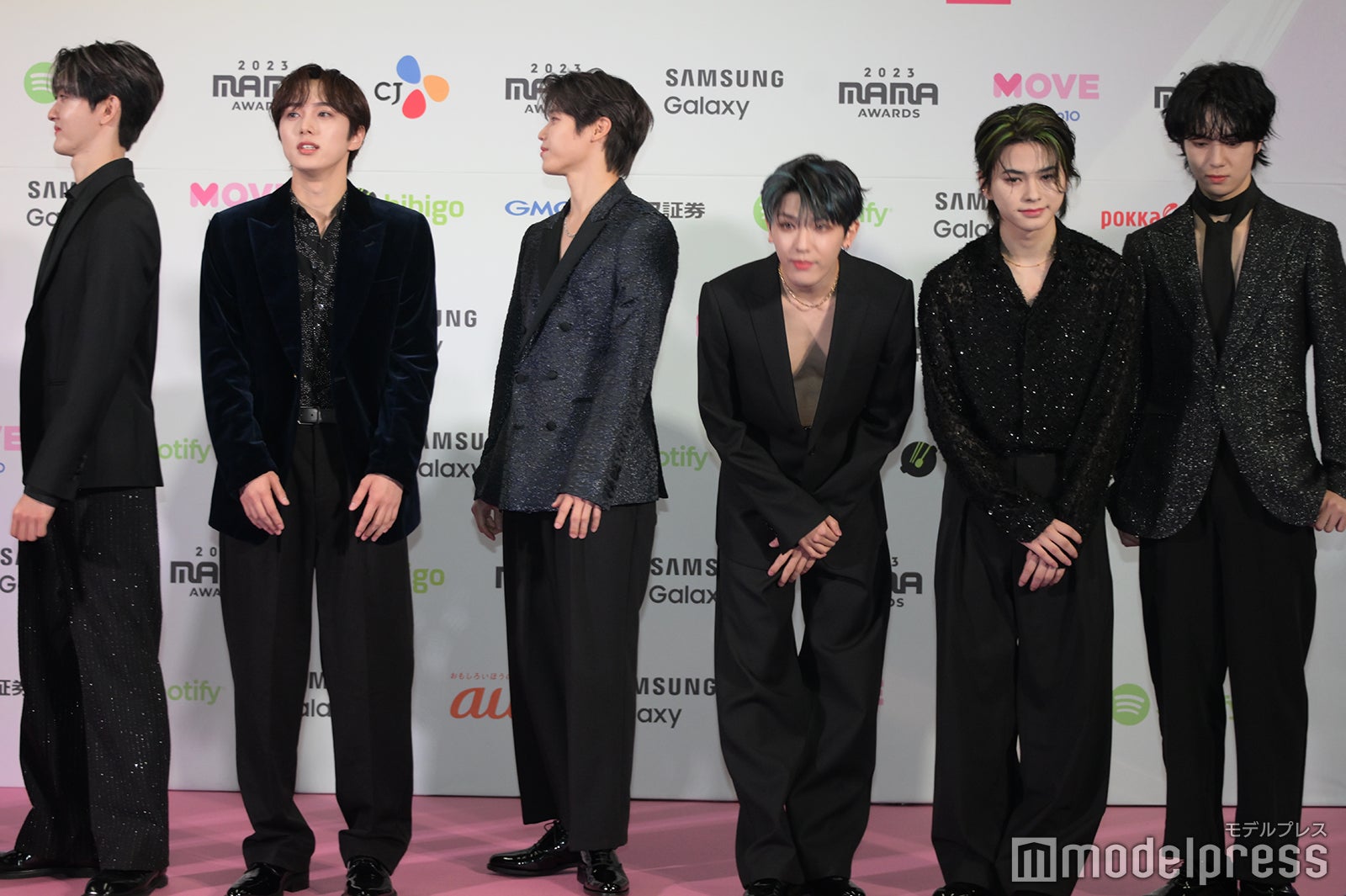 お辞儀をするINI（C）モデルプレス