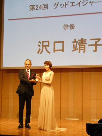 すげぇぇ！ 沢口靖子 授賞式で公開した18歳当時の写真が、マジ凄っ！こんな高校生いるのか…「人生を一変させた」一枚に 母が自宅の庭で撮影