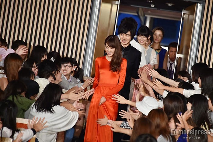 ハイタッチしながら入場