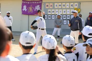 阪神・高橋が被災地の長田で野球教室「ずっと野球を好きでいてくれたら」