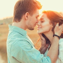 ガッと抱き寄せてチュッ♡男が思わず「キスしたくなる瞬間」