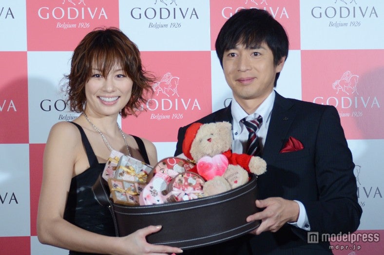 米倉涼子（左）とチュートリアル・徳井義実（右）