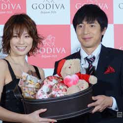 米倉涼子(左)とチュートリアル・徳井義実(右)