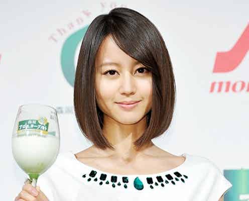堀北真希、純白ワンピで美貌際立つ クリスマスの予定は?