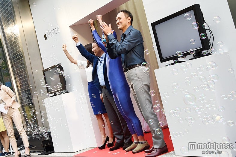 『iPhone 6』『iPhone 6 Plus』発売開始の瞬間／左から：堀北真希、NTTドコモ代表取締役社長・加藤薫氏、一番乗りの購入者・佐藤英典さん、渡辺謙