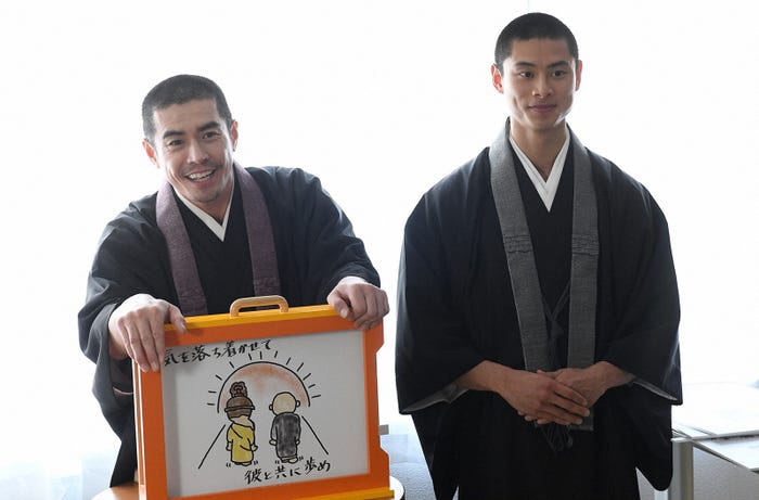 伊藤英明、葵揚/「病室で念仏を唱えないでください」第6話より(C)TBS