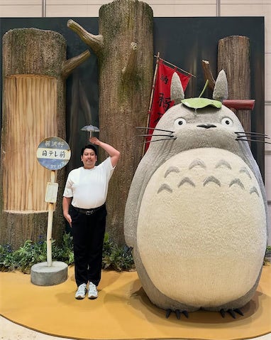 ジャンボたかお、"ご本家"トトロとの2ショット公開「ジャンボが小さく見える」「可愛い」