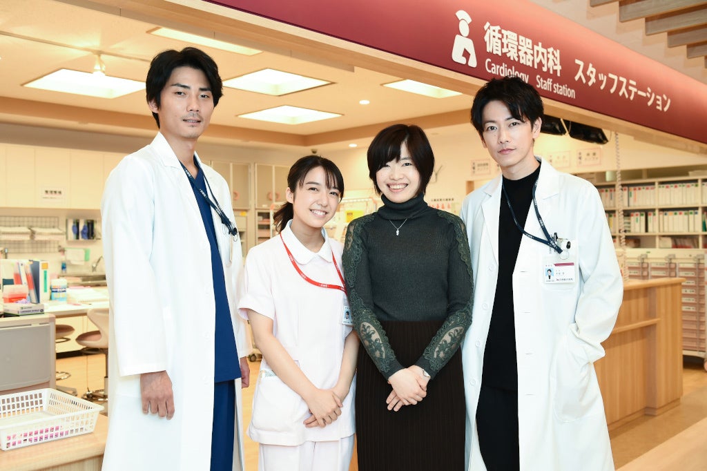 上白石萌音・佐藤健ら「恋はつづくよどこまでも」原作者と感動の対面