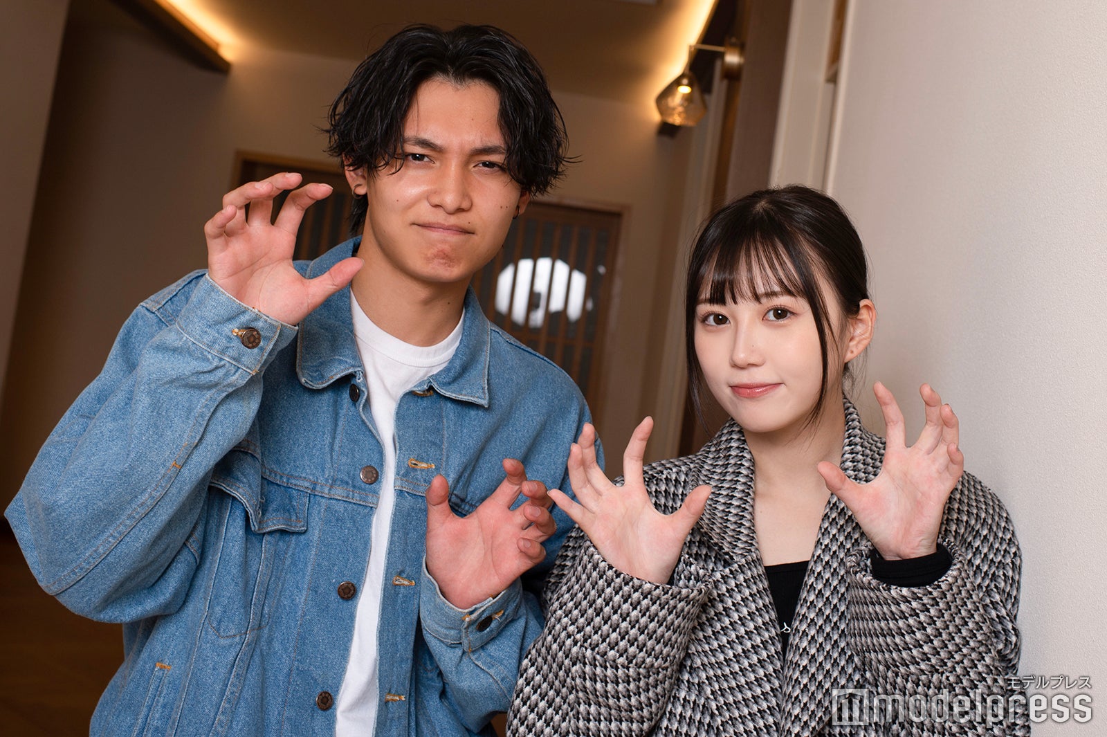 “オオカミポーズ”をとる中村榛、三原羽衣（C）モデルプレス