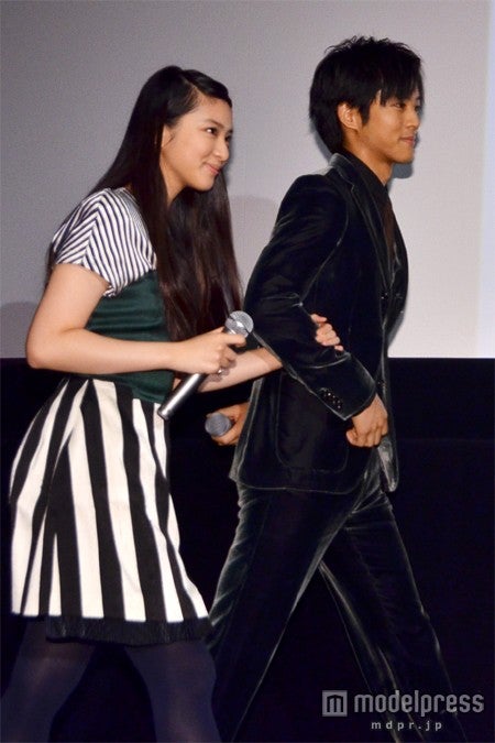 武井咲（左）と松坂桃李（右）