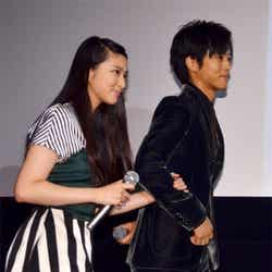 武井咲(左)と松坂桃李(右)