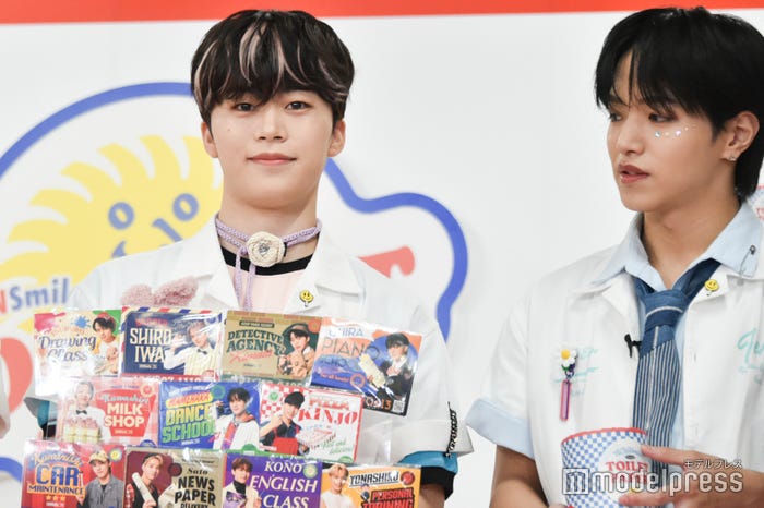 CD GOODSのマグネットを見せる木全翔也(C)モデルプレス