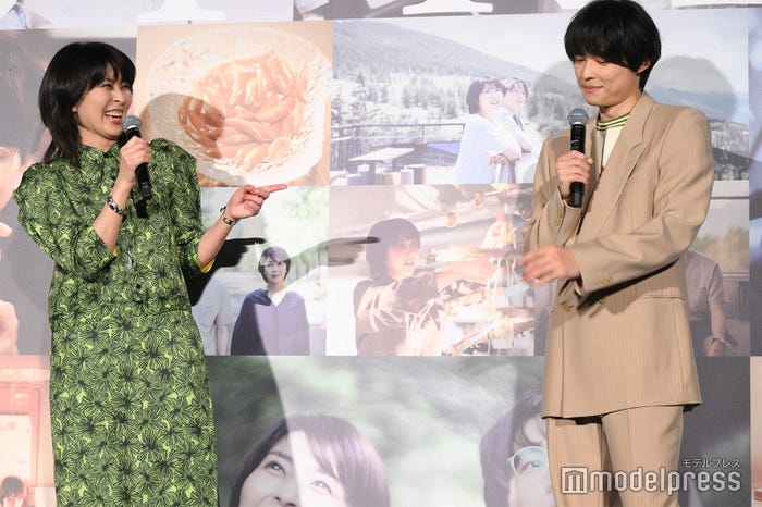 クイズに正解しご機嫌の松たか子、クイズを当てられどこか恥ずかしがる松村北斗(C)モデルプレス