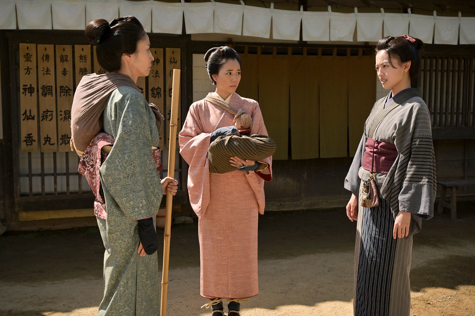 水野美紀、早坂美海、上坂樹里「風、薫る」第2話（C）NHK