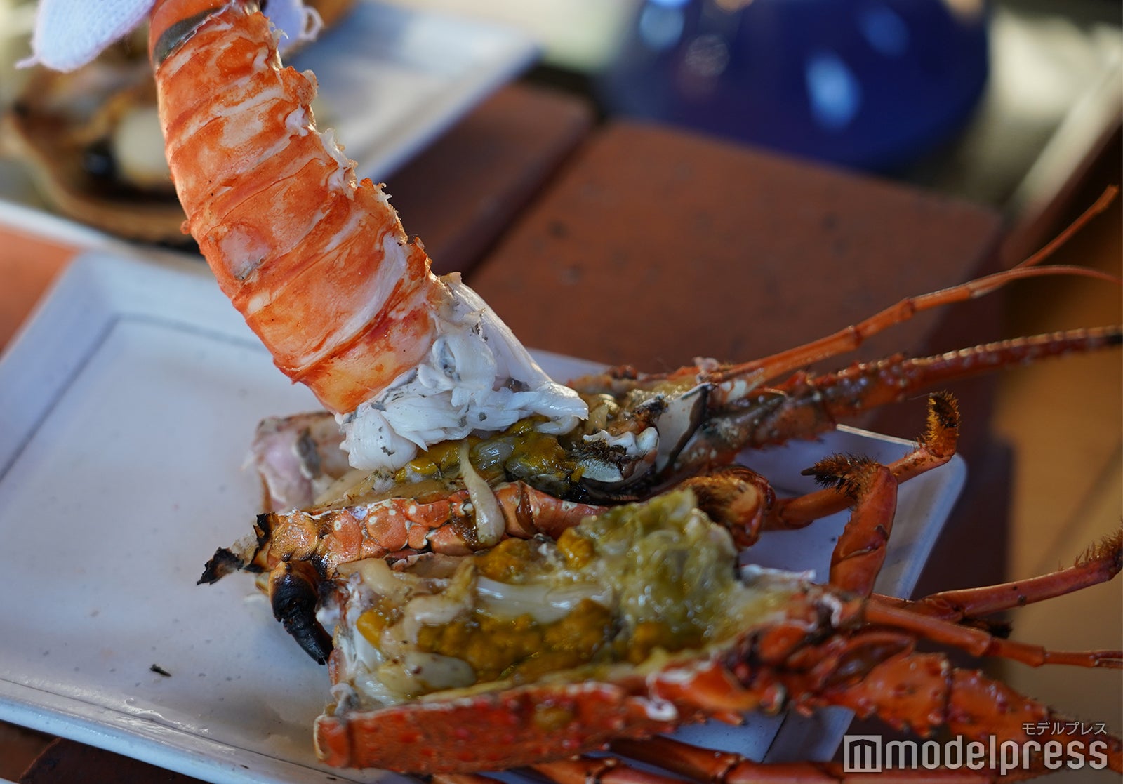 食べやすく剥いてもらったらたっぷりの“海老味噌”につけて…… （C）モデルプレス