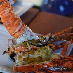 食べやすく剥いてもらったらたっぷりの“海老味噌”につけて…… (C)モデルプレス