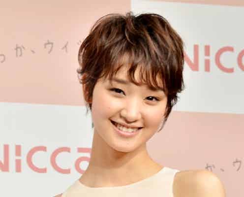 剛力彩芽、肌魅せワンピでにっこり 初プロデュース作を発表