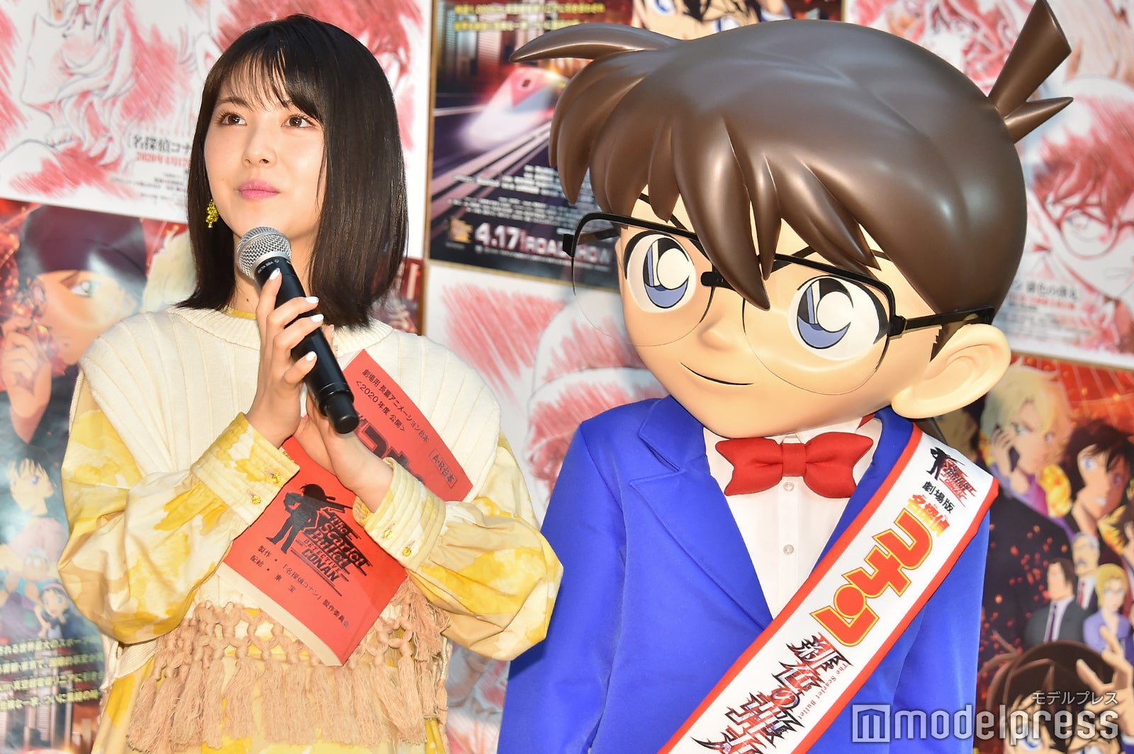 （左から）浜辺美波、江戸川コナン（C）モデルプレス