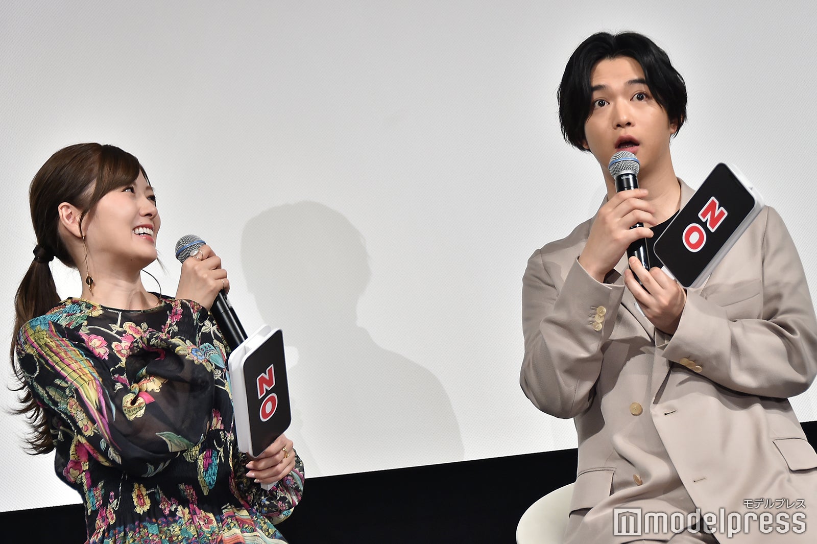 白石麻衣、相手がスマホをずっと触ってるときのあるあるを再現する千葉雄大 （C）モデルプレス