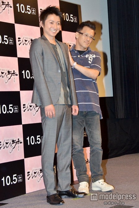 藤原竜也（左）と橋本じゅん（右）